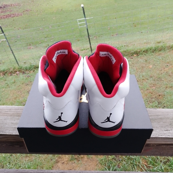 Men's 10.5 Air Jordan 5 Fire Red 23 - Picture 4 of 5